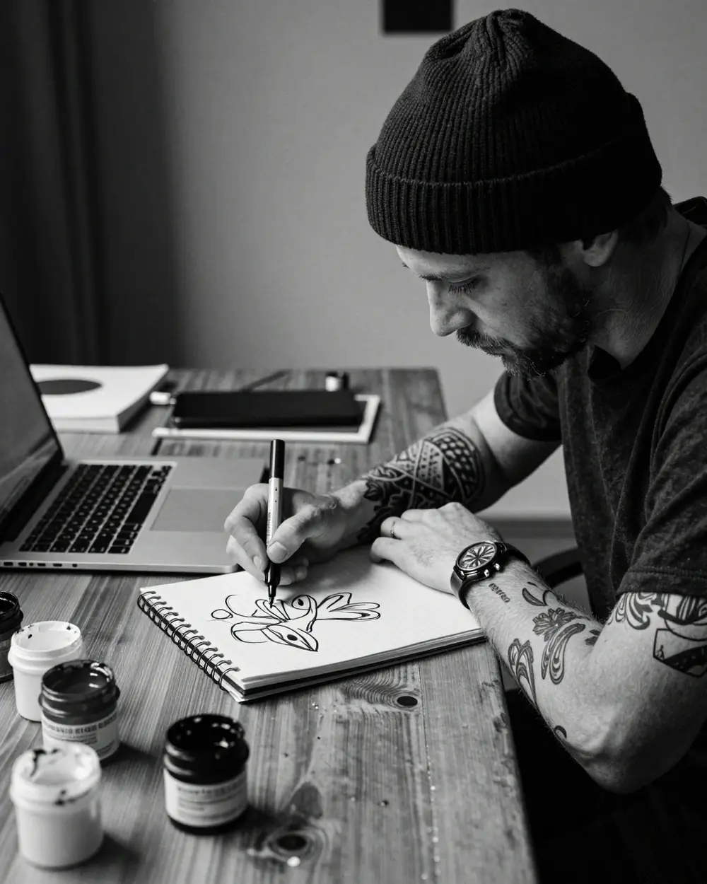 Un illustratore disegna accanto al portatile